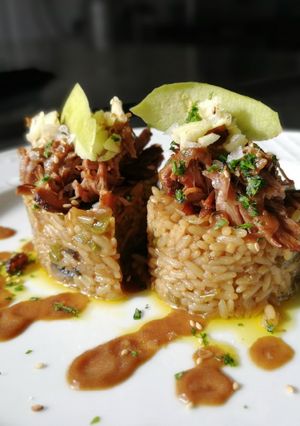 Una foto de Carrilleras en salsa española acompañado con arroz de setas