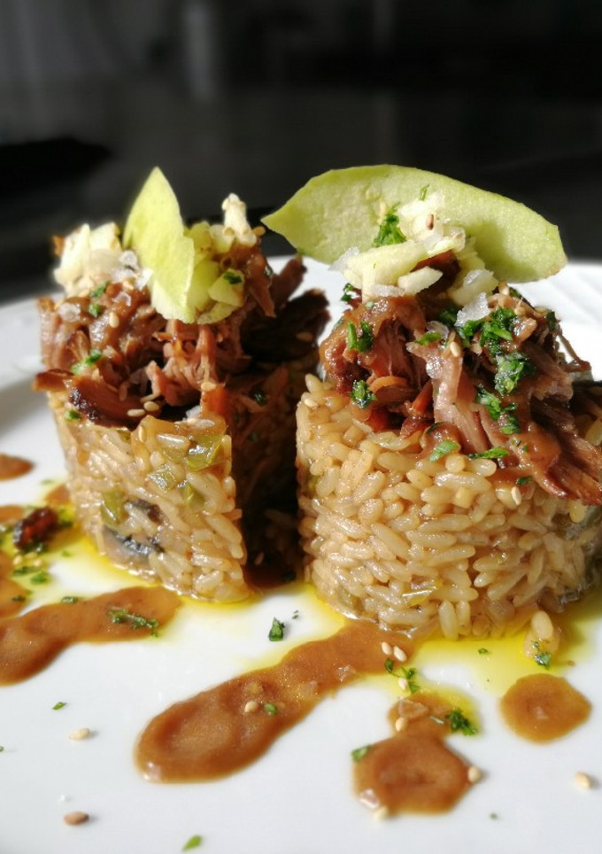 Una foto de Carrilleras en salsa española acompañado con arroz de setas