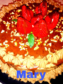 Una foto de Pastel de chocolate relleno de fresas con crema