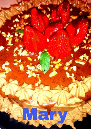 Una foto de Pastel de chocolate relleno de fresas con crema