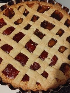 Una foto de Pastafrola de membrillo y dulce de batata con chocolate