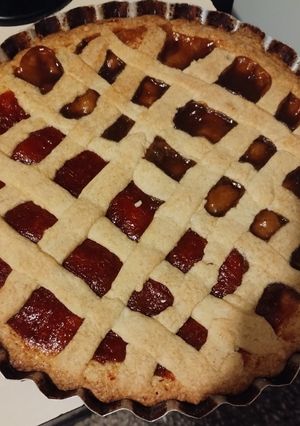 Una foto de Pastafrola de membrillo y dulce de batata con chocolate