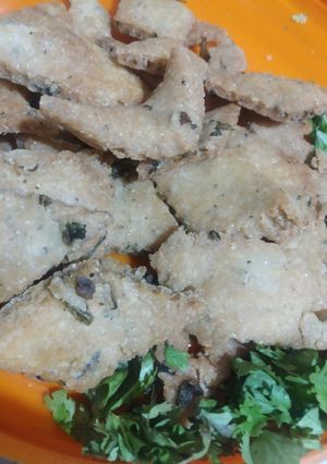 મેથીના ખારા સકરપારા (Methi Khara Shakkarpara Recipe In Gujarati) રેસીપી મુખ્ય ફોટો