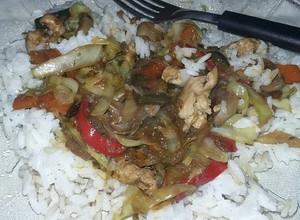 Una foto de Chop Suey de pollo y champiñones en Wok
