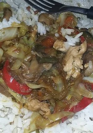 Una foto de Chop Suey de pollo y champiñones en Wok