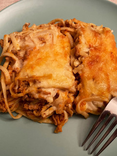 Una foto de Tallarines con salsa boloñesa y gratinado de bechamel