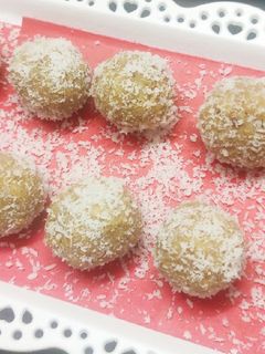 वॉलनटस कोकोनट बॉल्स (walnuts coconut balls recipe in marathi) रेसिपी चे मुख्य फोटो