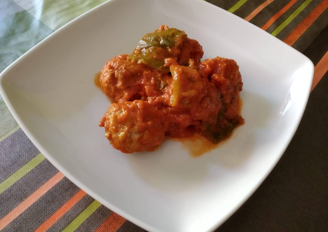 Albóndigas con tomate y pimiento verde