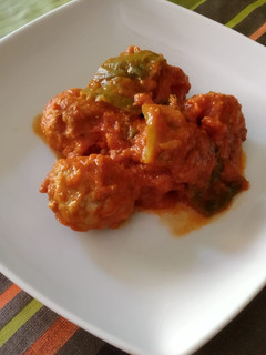 Una foto de Albóndigas con tomate y pimiento verde