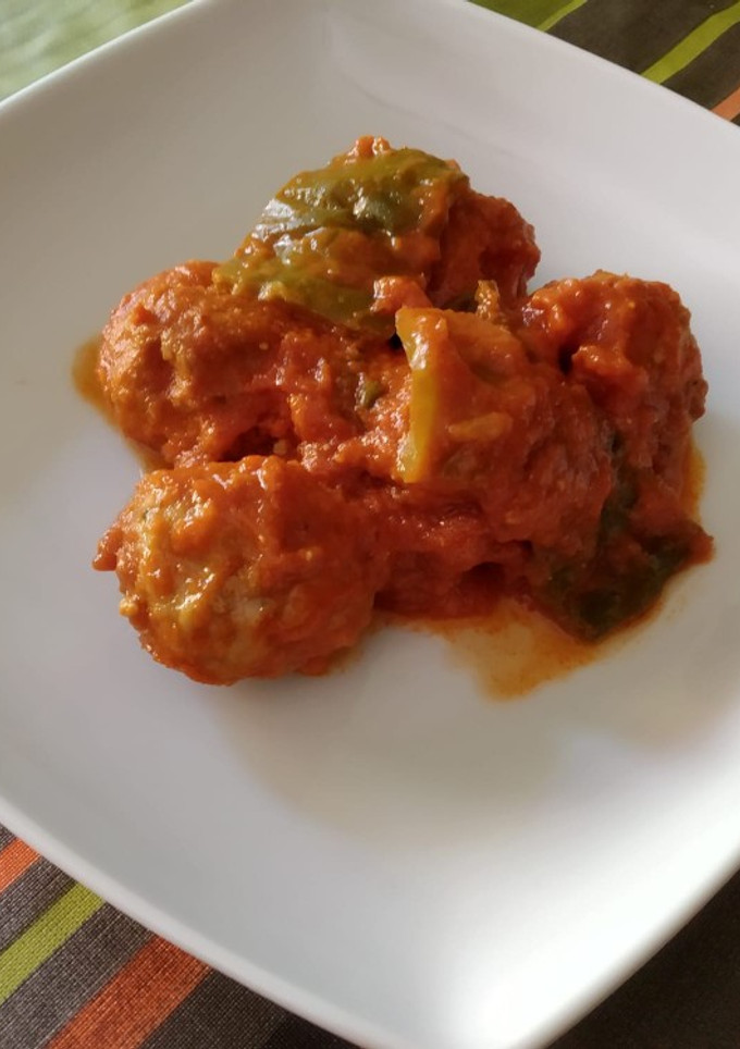 Una foto de Albóndigas con tomate y pimiento verde