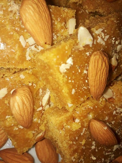 बेसन मावा बर्फी (besan mawa barfi recipe in Hindi) रेसिपी मुख्य फोटो