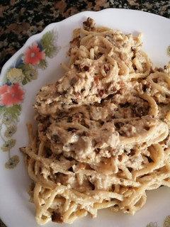 Una foto de Espaguetis a la carbonara con champiñones