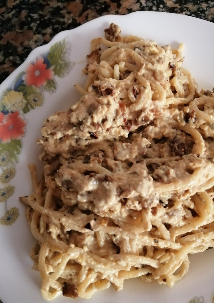 Una foto de Espaguetis a la carbonara con champiñones