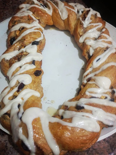 Una foto de Rosca de reyes rellena de frutos secos glaseada de queso crema