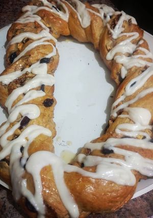 A picture of Rosca de Reyes Filled with Dried Fruit and Cream Cheese Glaze.