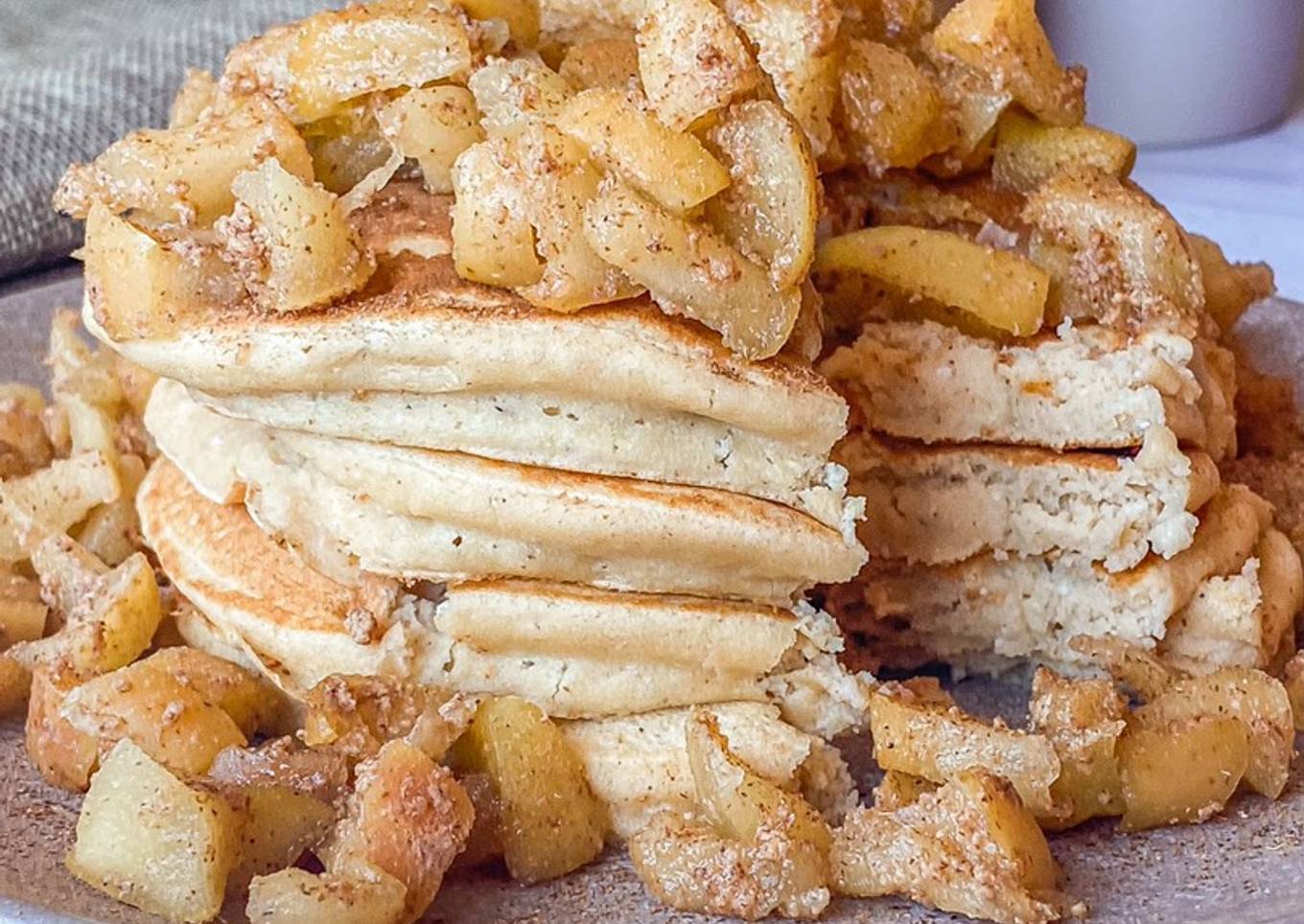 Tortitas de requesón con manzana y canela