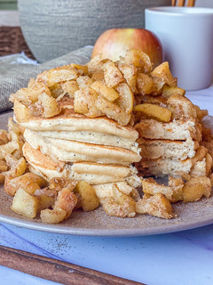 Una foto de Tortitas de requesón con manzana y canela