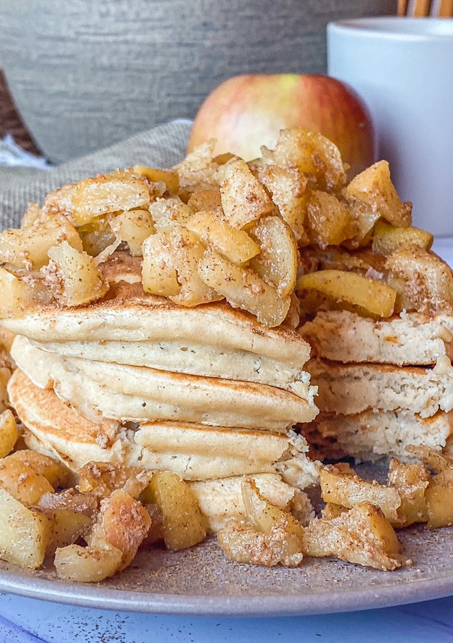Una foto de Tortitas de requesón con manzana y canela