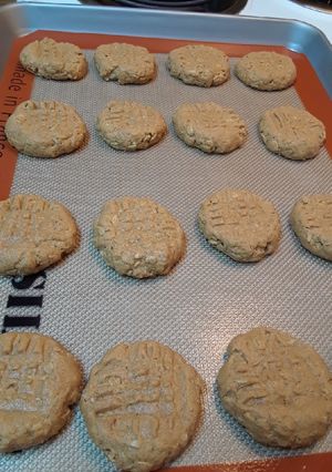 A picture of 4 Ingredient Peanut Butter Oat Cookies.