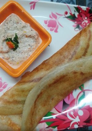A picture of Dosa with nariyal peanut chutney.
