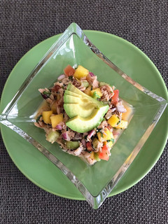 Una foto de Ceviche de atún de lata con mango