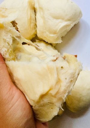 Hình của món Bánh mì sữa nhân thịt phô mai hoặc mứt dứa.