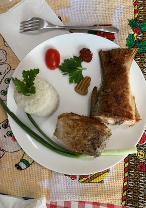 Une photo de Riz vapeur à la morue frite