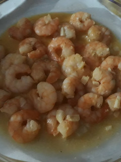 Una foto de Langostinos al ajillo y vino blanco