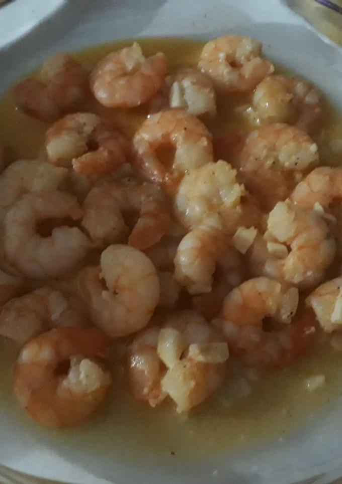 Una foto de Langostinos al ajillo y vino blanco