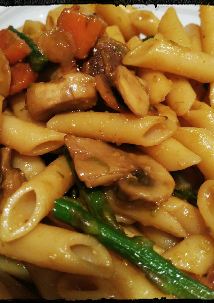 Una foto de Macarrones con espárragos y champiñones🍄
