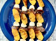 Una foto de brochetas de embutido