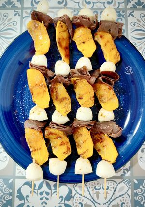 Una foto de Brocheta de caqui con cecina y mozzarella