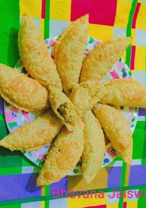 मावे की गुजिया (mawe ki gujiya recipe in Hindi) रेसिपी मुख्य फोटो