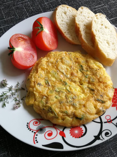 Una foto de Tortilla de bacalao con espárragos al tomillo