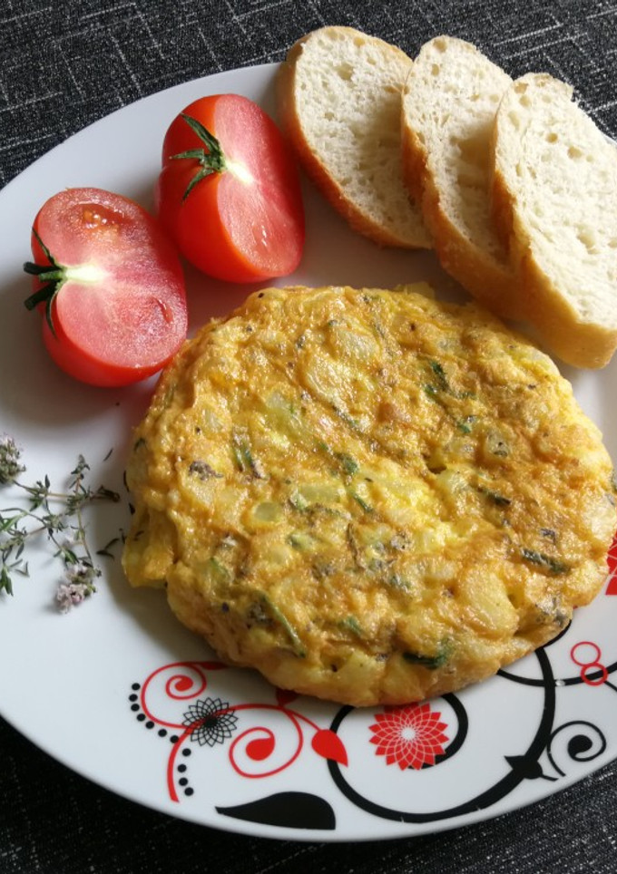Una foto de Tortilla de bacalao con espárragos al tomillo