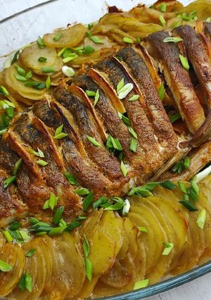 Фото Зеркальный карп с картофелем в духовке.