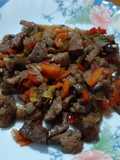 Carne con champiñones y verduras, al vino y soja