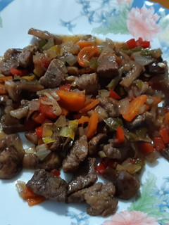 Una foto de Carne con champiñones y verduras, al vino y soja