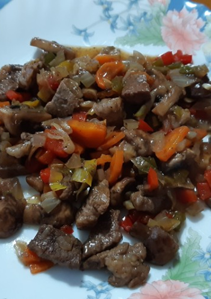 Una foto de Carne con champiñones y verduras, al vino y soja