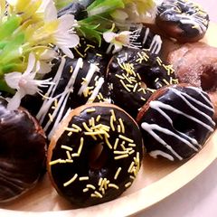 A picture of Chocolate donuts.