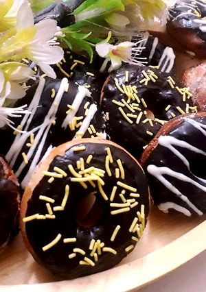 A picture of Chocolate donuts.