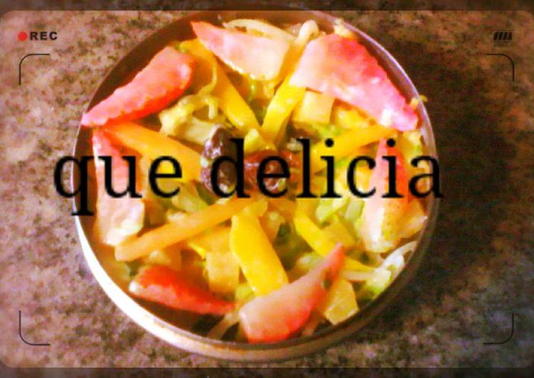 Ensalada tropical en el bosque
