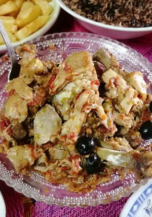 Una foto de Pollo guisado con aceitunas 🤤