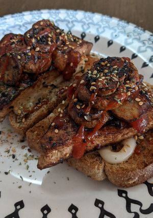 Foto de Sanduíche aberto de tofu com tomate e cogumelos