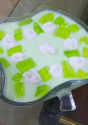 A picture of Green jelly Custard.