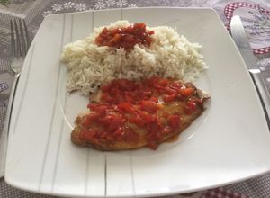 Una foto de Tilapia con salsa de pimientos