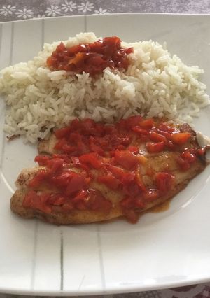 Una foto de Tilapia con salsa de pimientos