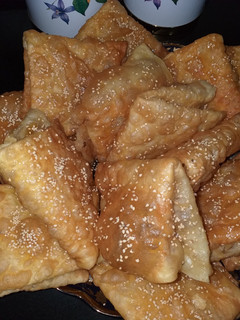 Una foto de Rghayef con miel (panes crujientes fritos en aceite)