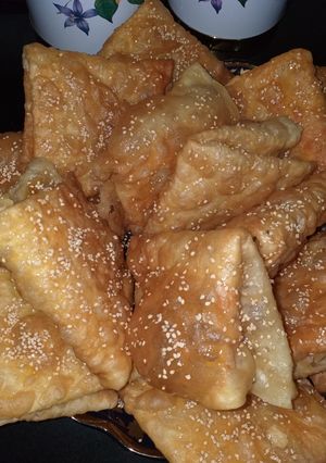 Una foto de Rghayef con miel (panes crujientes fritos en aceite)