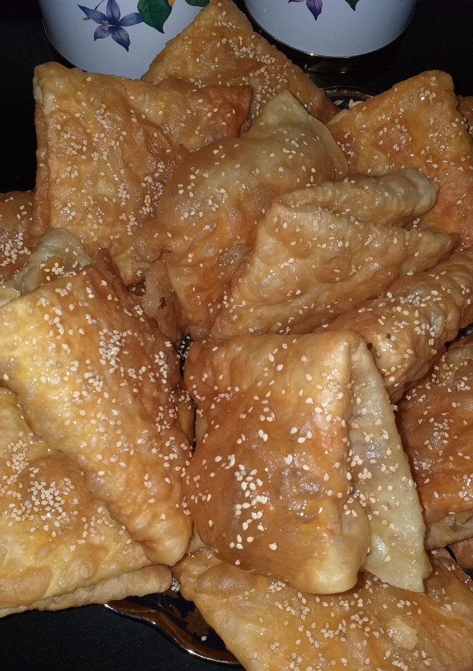 Una foto de Rghayef con miel (panes crujientes fritos en aceite)